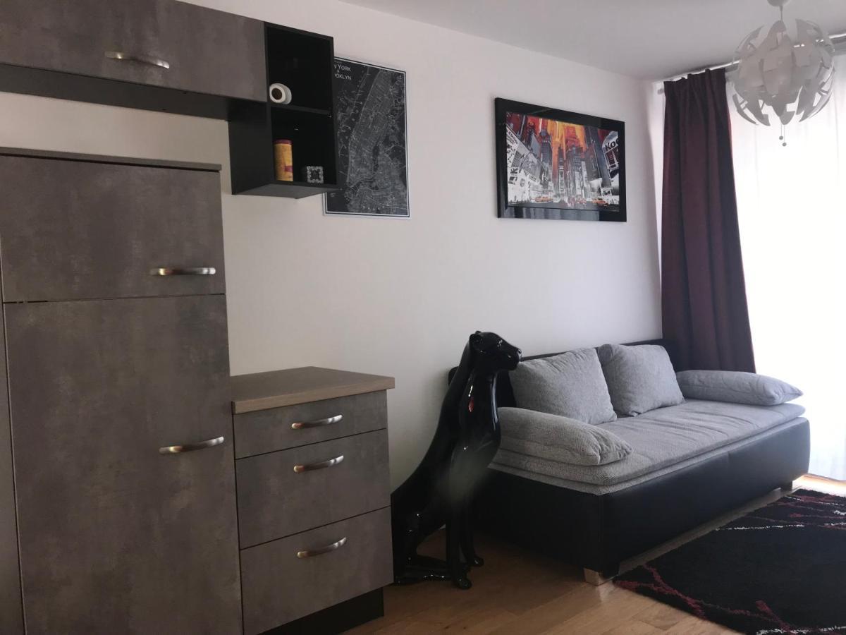 Red Flower Apartment With Pool - 5 Min To Lake Вена Экстерьер фото