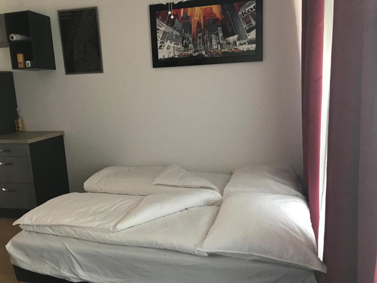 Red Flower Apartment With Pool - 5 Min To Lake Вена Экстерьер фото
