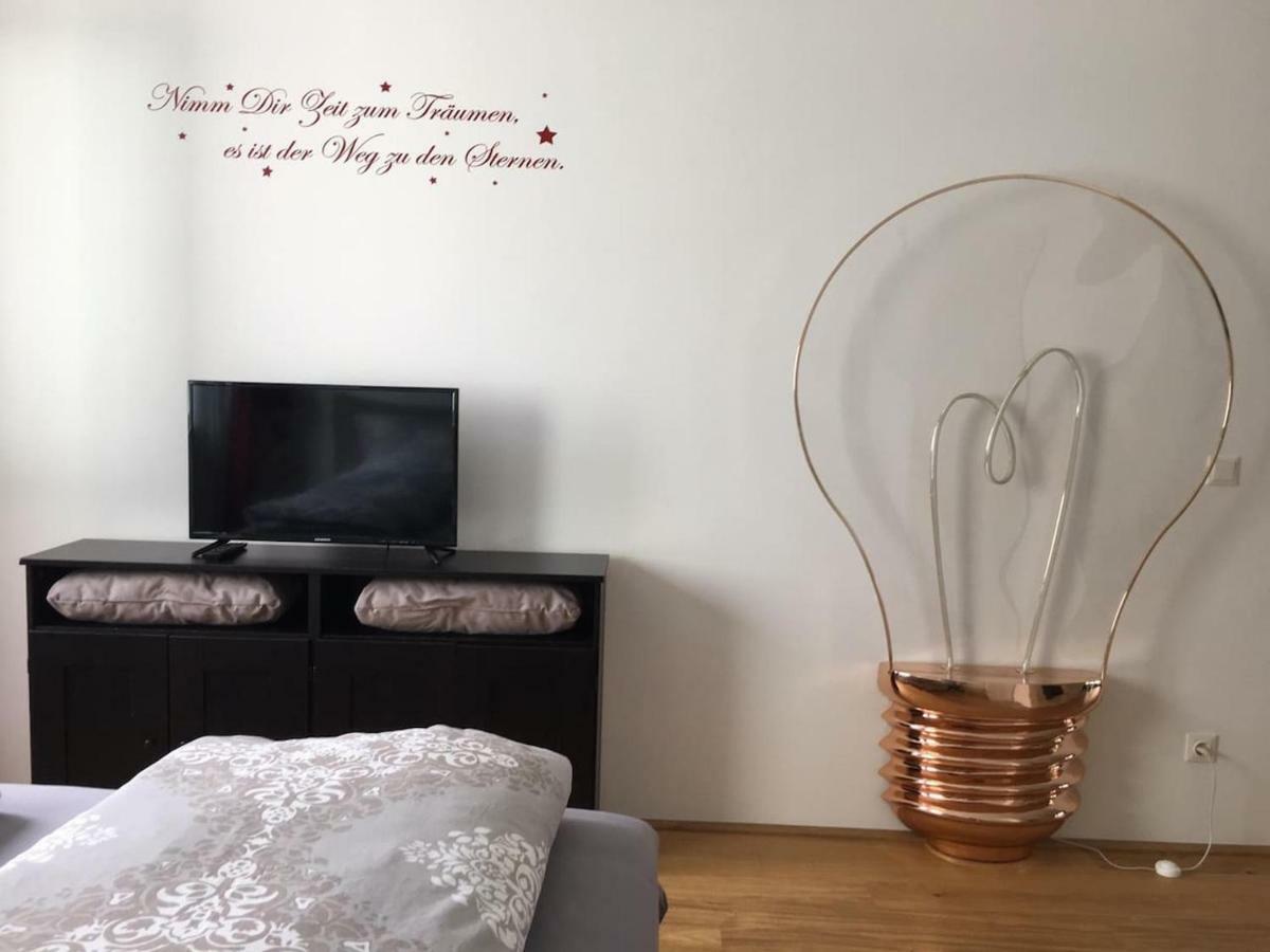 Red Flower Apartment With Pool - 5 Min To Lake Вена Экстерьер фото